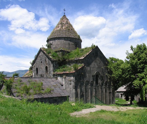 800px-Sanahin_Monastery1.jpg